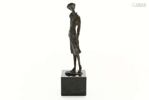 Bronzen sculptuur van dame op sokkel