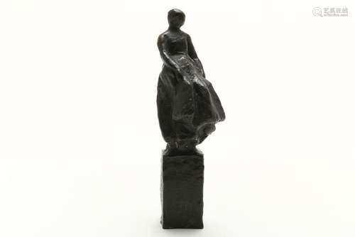 Bronzen sculptuur van dame op sokkel