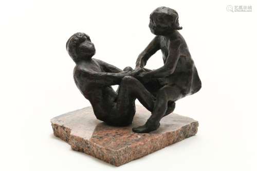 Bronzen sculptuur van spelende kinderen