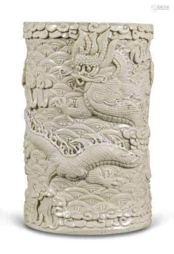 Porte-pinceau en porcelaine blanche à décor de deux dragons ...