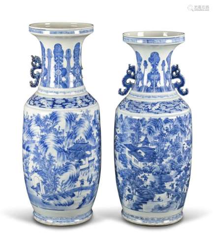 Deux vases balustres en porcelaine à décor en camaïeu de ble...