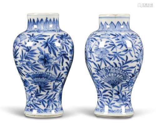 Paire de petits vases en porcelaine blanche, dcor bleu sous ...