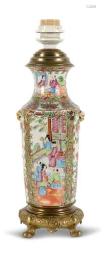 Vase de forme cylindrique en porcelaine de Canton à décor po...