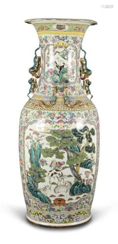Important vase en porcelaine et émaux polychrome de Canton, ...