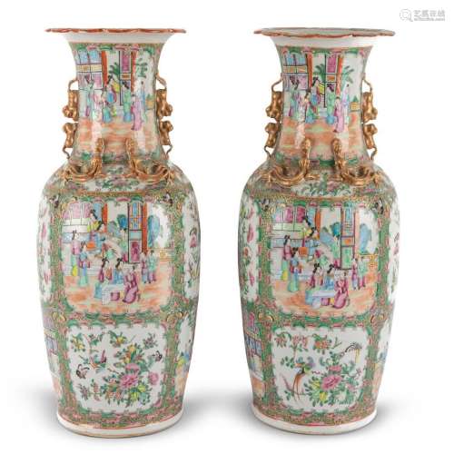 Paire de vases de forme balustre en porcelaine à décor polyc...