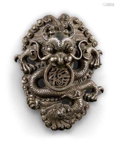 Boucle de ceinture en argent à décor de dragon.<br />
Chine,...