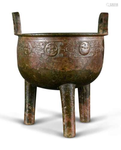 Vase rituel Ding, tripode à deux anses en bronze patine brun...