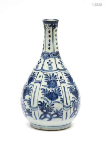 A blue and white kraak porcelain bottle vase