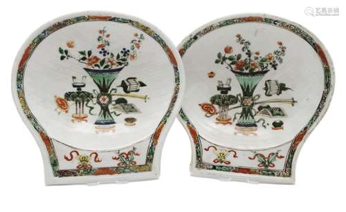 A pair of famille verte shell-shaped dishes