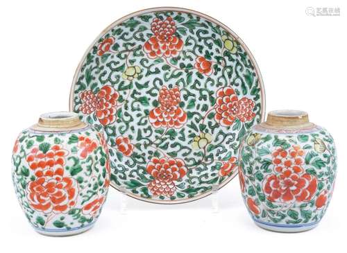 A Chinese wucai peony pattern dish and two small jars