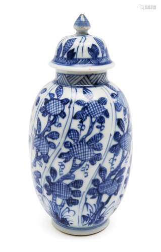 A blue and white small lidded vase/tea canister