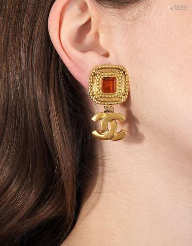 CHANEL, Paire de boucles d`oreilles à clip en métal doré de ...