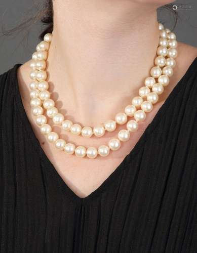 CHANEL, Ras du cou à deux rangs de perles blanches d`imitati...