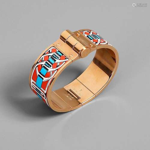 HERMÈS, Bracelet en métal doré à décor émaillé d`étrier sur ...