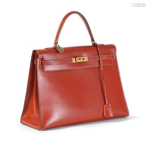 HERMÈS, Sac Kelly rigide 35 cm en veau box rouge Pompéi Cout...