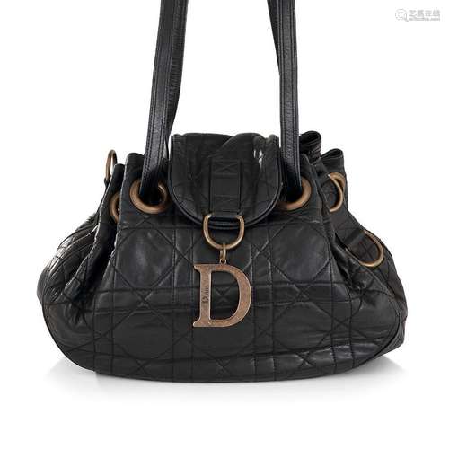 Christian DIOR, Sac à main Drawstring en agneau noir surpiqu...