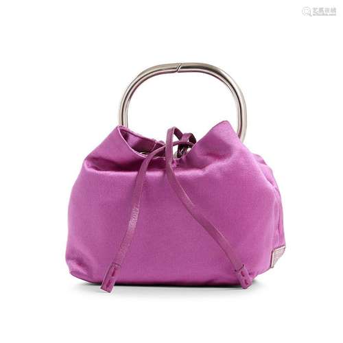 PRADA, Minaudière en satin violet L`intérieur contenant une ...