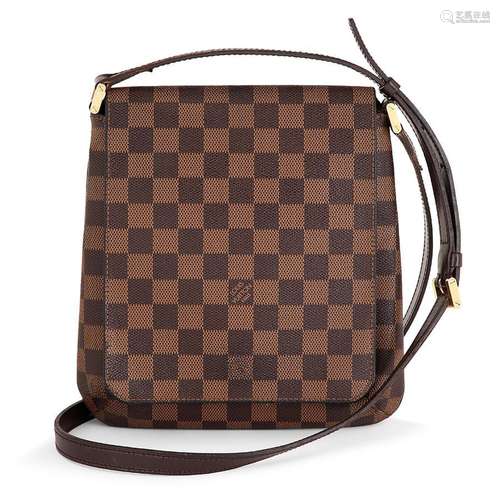 Louis VUITTON, Petite besace à rabat en toile damier ébène i...