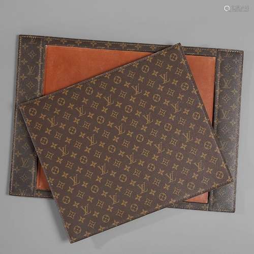 Louis VUITTON, Sous-main en toile enduite monogrammée Partie...