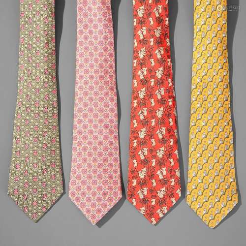HERMÈS, Ensemble de quatre cravates en soie imprimée - une c...