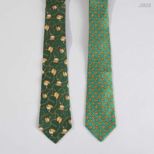 CHANEL Paris Ensemble de deux cravates vertes en soie, une à...