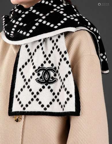 CHANEL Echarpe en laine et cachemire blanche et noire siglée...