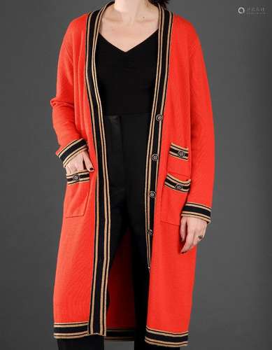 CHANEL Gilet long en cachemire rouge orangé pansé noir et be...