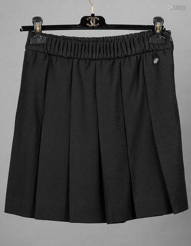 CHANEL, Jupe noire plissée en laine, siglée Taille 36 Cintre...