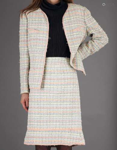 CHANEL, collection 2005 Tailleur en tweed de couleur pastel ...