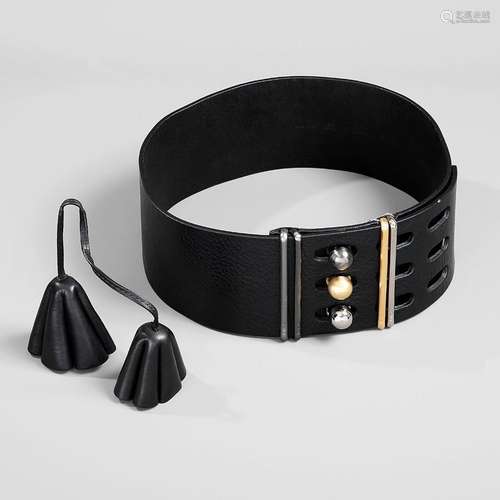 FENDI, Ceinture de femme en cuir noir et ses deux pompons Ta...