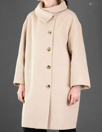 HERMÈS Paris, Manteau long en laine beige à col montant doub...