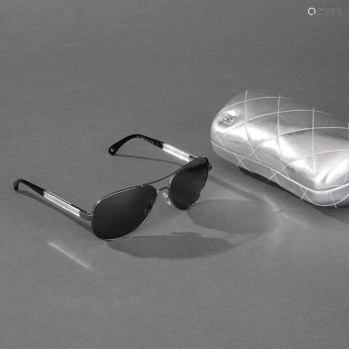CHANEL Paire de lunettes de soleil en verre fumé, métal chro...