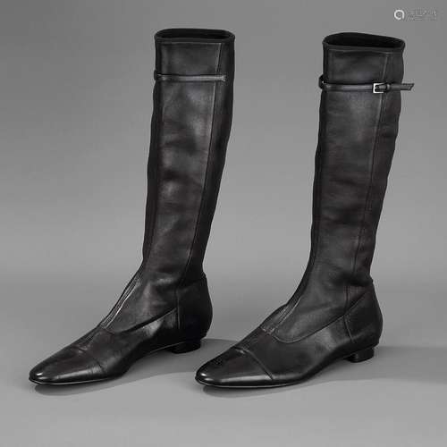 CHANEL, Bottes noires en cuir, bout siglé du double CC de la...