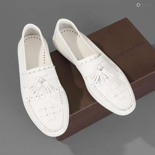 Louis VUITTON, Mocassins blancs d`été les empeignes à glands...