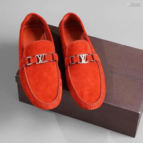 Louis VUITTON, Moccassins Hockenheim en daim couleur brique,...