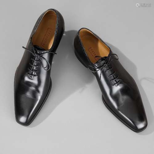STEFANOBI, Paire de chaussures Richelieu en cuir lisse noir,...