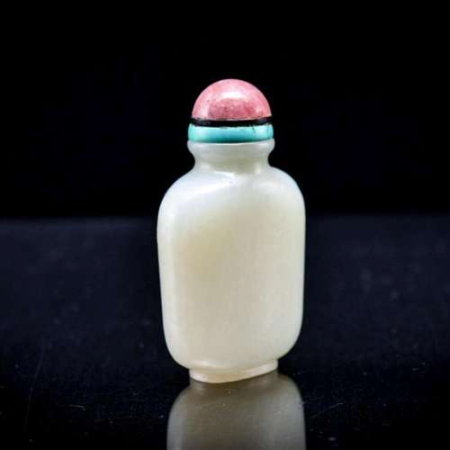 A CARVED WHITE JADE SNUFF BOTTLE