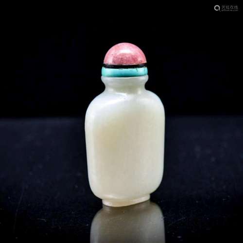 A CARVED WHITE JADE SNUFF BOTTLE