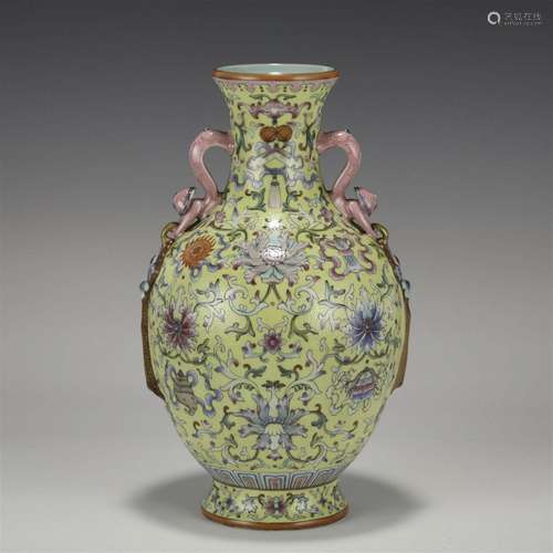 QING QIANLONG FAMILLE ROSE RUYI EAR VASE