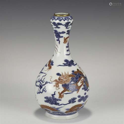 QING QIANLONG BLUE & WHITE ALUM RED GARLIC BOTTLE