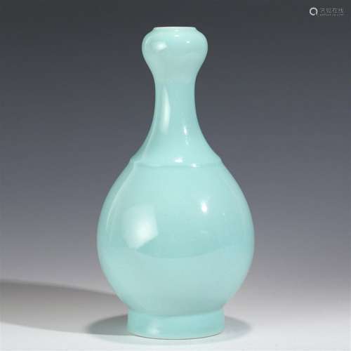 YONGZHENG SKY BLUE PORCELAIN GARLIC BOTTLE VASE