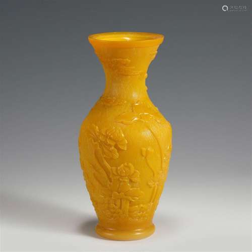 QING DAOGUANG YELLOW PEKING GLASS VASE