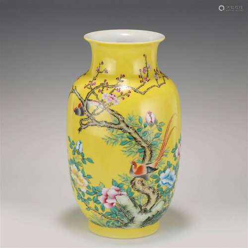 QING QIANLONG FAMILLE ROSE LANTERN BOTTLE