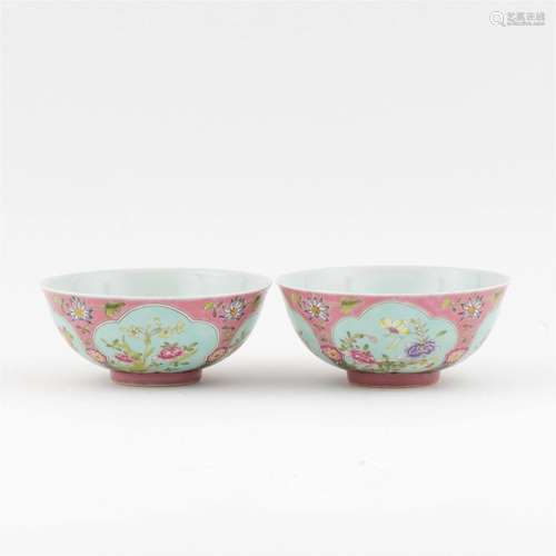 PAIR OF OPEN FACE FAMILLE ROSE FLORAL BLOOMS MOTIF BOWLS