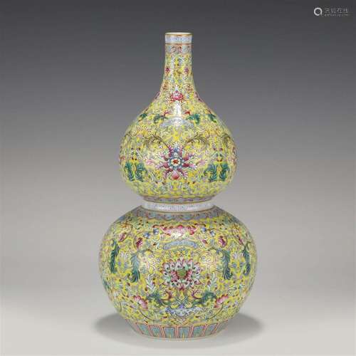 QING YONGZHENG FAMILLE ROSE GOURD BOTTLE