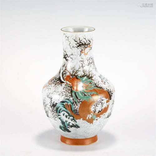 QING QIANLONG FAMILLE ROSE DRAGON VASE