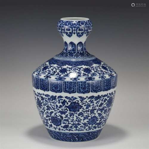 QING QIANLONG BLUE & WHITE GARLIC VASE