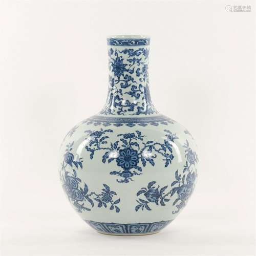 CHINESE BLUE & WHITE FLORAL MOTIF REWARD VASE