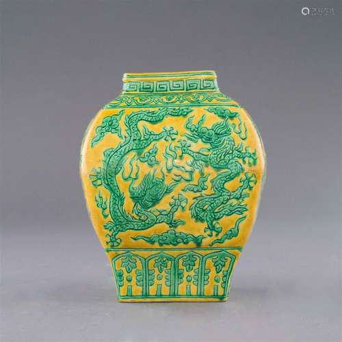 JIAJING GREEN DRAGON OVER FAMILLE JAUNE SQUARE JAR