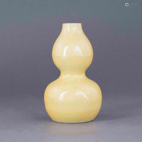 JIAQING FAMILLE JAUNE MONOCHROME DOUBLE GOURD VASE